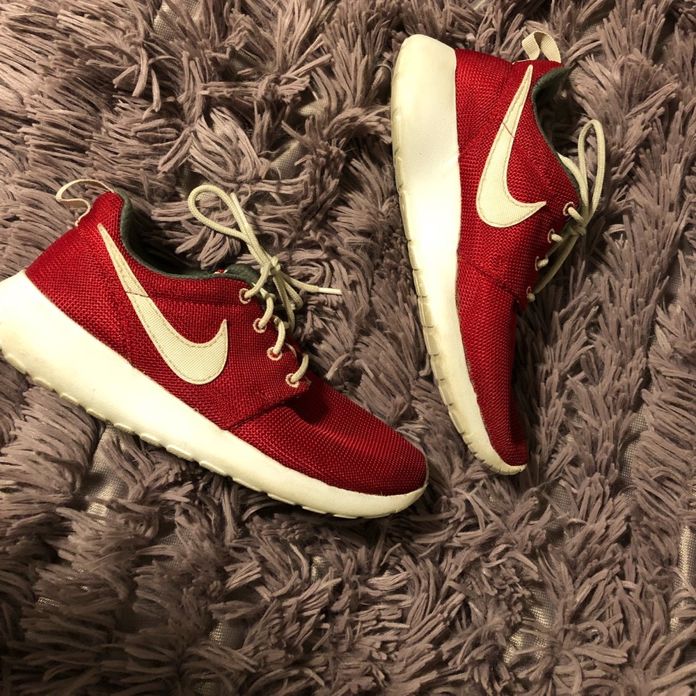 Red Nike Roshe